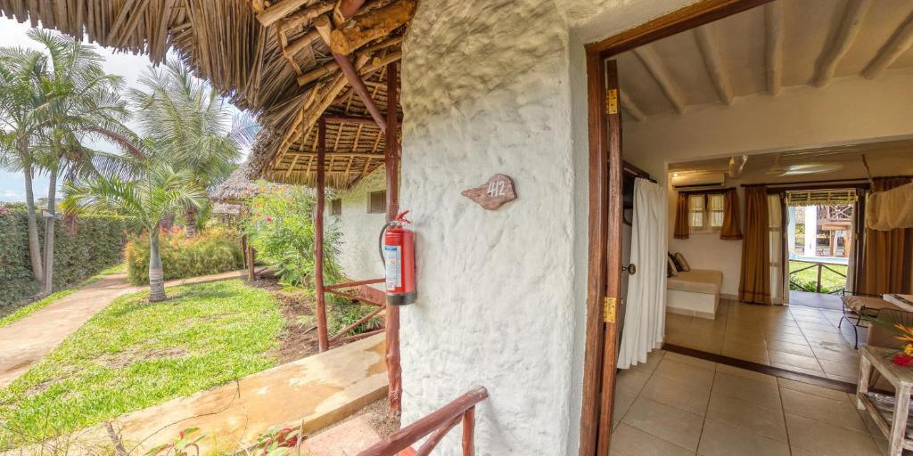 Hotel Karafuu Beach Resort Pingwe Exterior foto